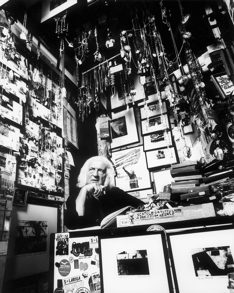 Mario Giacomelli ritratto da Guido Harari nella sua camera oscura. 1999 © Guido Harari/Contrasto MILANO 1999 - MARIO GIACOMELLI , FOTOGRAFO , NEL SUO STUDIO *** Local Caption *** *** SPECIAL FEE APPLIES *** *** TO GET THE HIGH-RES OF THIS IMAGE , PLEASE CONTACT OUR OFFICE *** *** DO NOT CROP *** *** APPROVAL REQUIRED ***