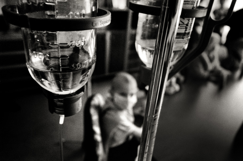 a child is undergoing chemotherapy in the treatment of 'hospital in Kiev © Erik Messori 