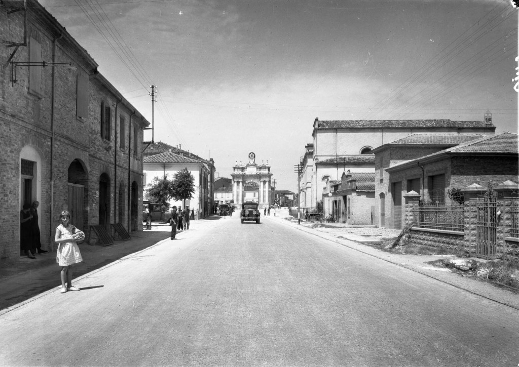 Documentazione ANAS ante 1949: la Via Emilia, Atelier Vasari Roma, Emilia Romagna 1948-49, negativo 13x18 cm. Courtesy CSAC Università di Parma/Sezione Fotografia 