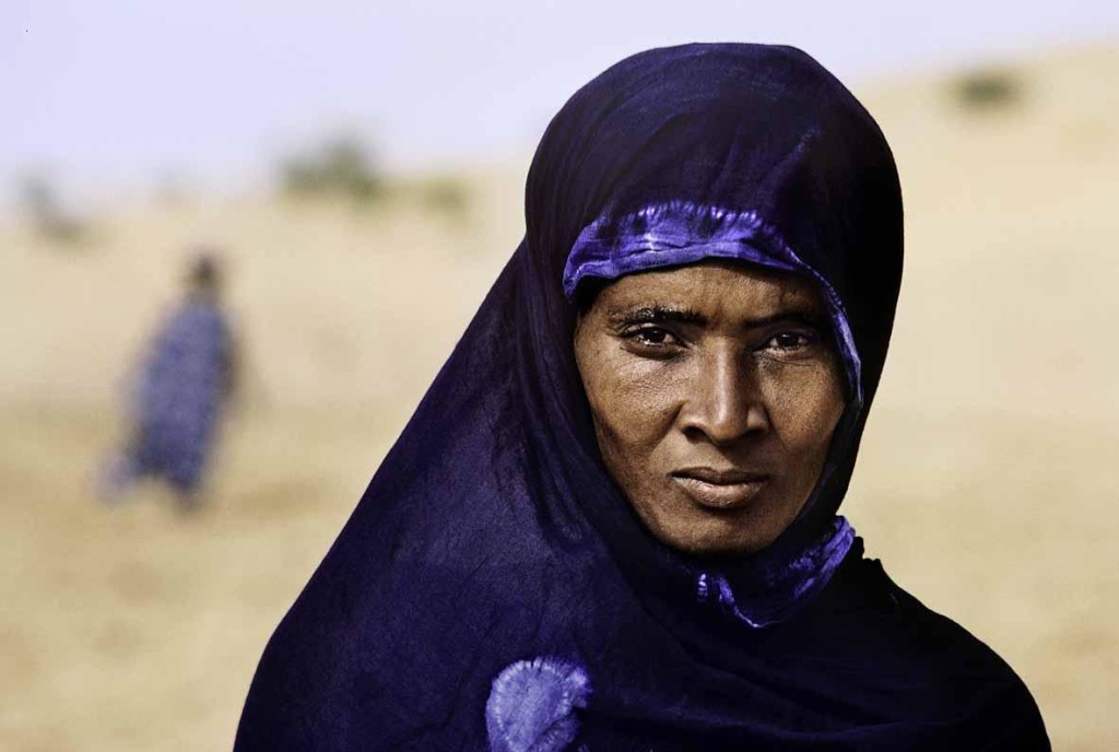 Steve McCurry: Tuareg woman. Gao, Mali, 1986. ©Steve McCurry The Tuareg are a semi-nomadic tribe who live within the Sahara desert. For much of the year they move with their herd, but they often inhabit regions for fixed periods when they grow crops. Traditionally, the tribe is very insular, and one can detect wariness in the way this woman returns McCurry's gaze. Magnum Photos, LON73479, MCS1986006K135 Phaidon, Iconic Images, final book_iconic, page 220. final print_Milan book_The Unguarded Moment book_Iconic Photograhs book_PORTRAITS final print_Genoa final print_Perugia retouched_Sonny Fabbri 10/7/2013