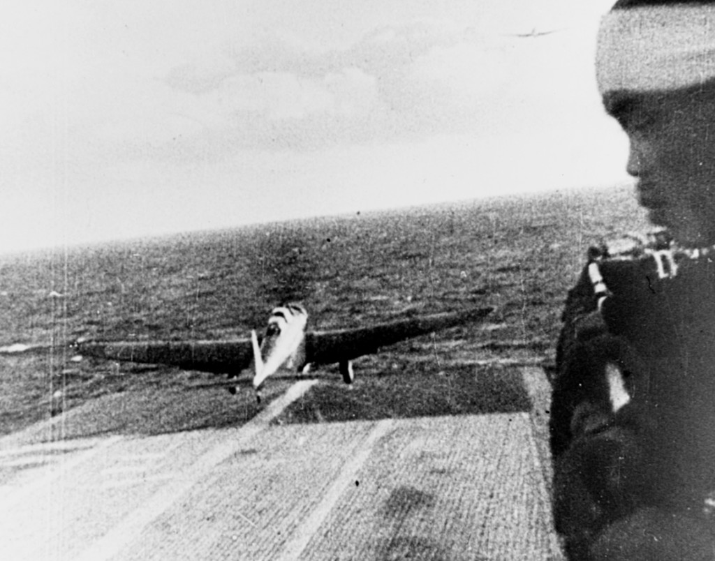 "Una foto catturata ai giapponesi mostra un Type 97, aereo d’attacco della marina, mentre decolla dalla portaerei Shokaku per raggiungere l’obiettivo di Pearl Harbor durante la mattina del 7 dicembre 1941”. Pearl Harbor, 7 dicembre 1941, autore sconosciuto, courtesy US Navy - U.S.  National Archives.  L'attacco di Pearl Harbor (nome in codice "operazione Z") fu attuato in assenza della dichiarazione di guerra da parte giapponese, che fu formalizzata soltanto ad attacco iniziato, e provocò l'ingresso nella seconda guerra mondiale degli Stati Uniti, dove si sviluppò nell'opinione pubblica un forte sentimento di riprovazione e di odio verso il Giappone. Il presidente Franklin Delano Roosevelt parlò di Day of Infamy (giorno dell'infamia).