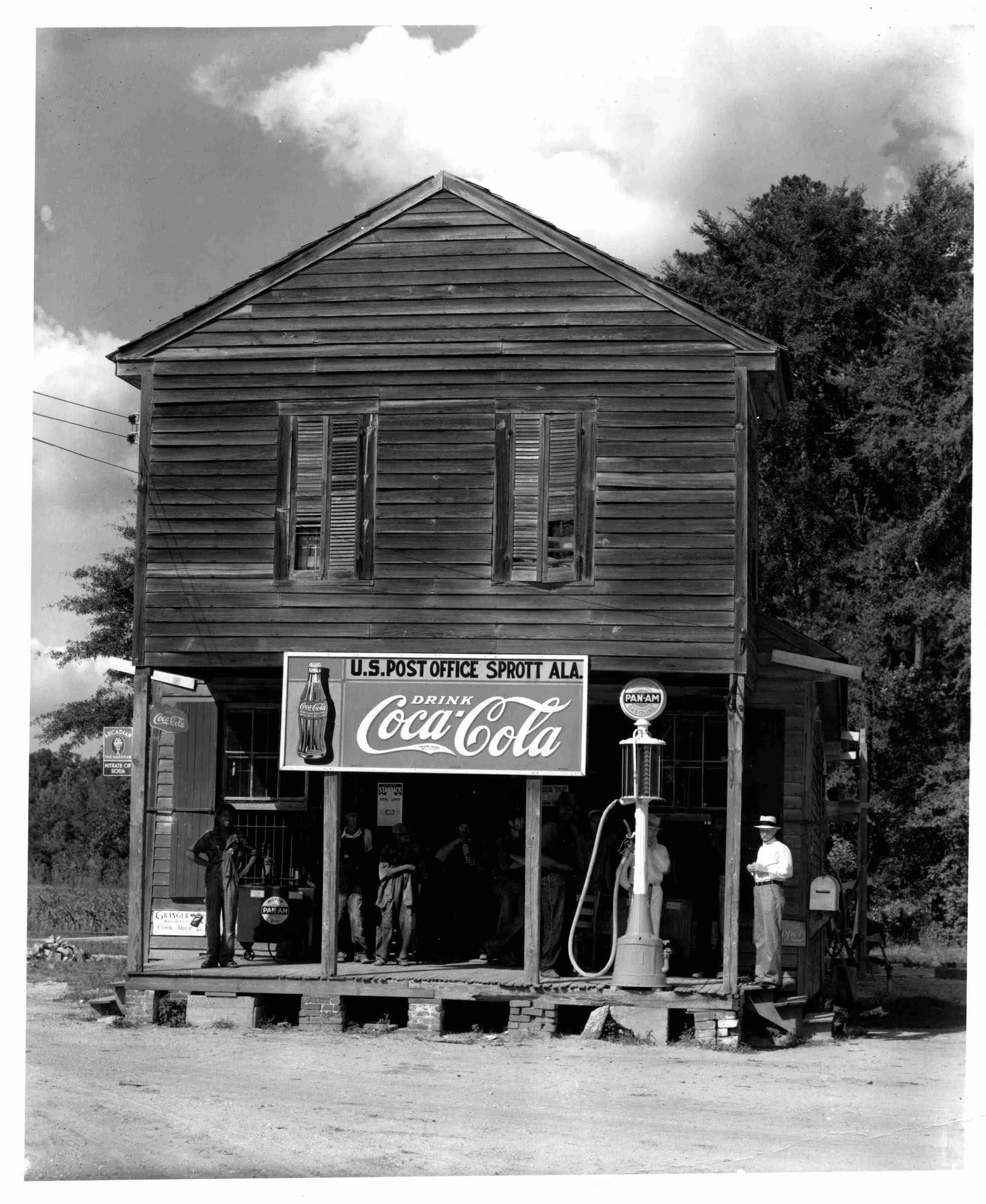 W. Evans Italia _ _Walker Evans, Crossroads General Store and Post Office, Sprott, Alabama, 1936, Coll privata © W Evans Archive, The Met