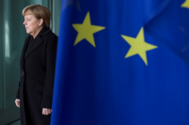 Bundeskanzlerin Angela Merkel wartet auf die Ankunft von NATO Generalsekretär Jens Stoltenberg am Bundeskanzleramt in Berlin  / 140115 ***German Chancellor Angela Merkel receives NATO Secretary General Jens_Stoltenberg at the chancellery in Berlin, Germany, January 14 2015***