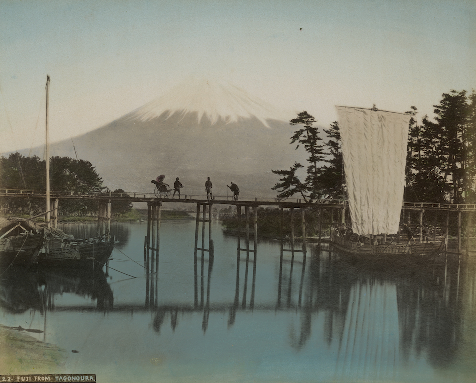 Scuola di Yokohama, Imbarcazioni a vela a Tagonoura, sullo sfondo il monte  Fuji, 1890 ca. �Raccolte Museali Fratelli Alinari (RMFA), Firenze 