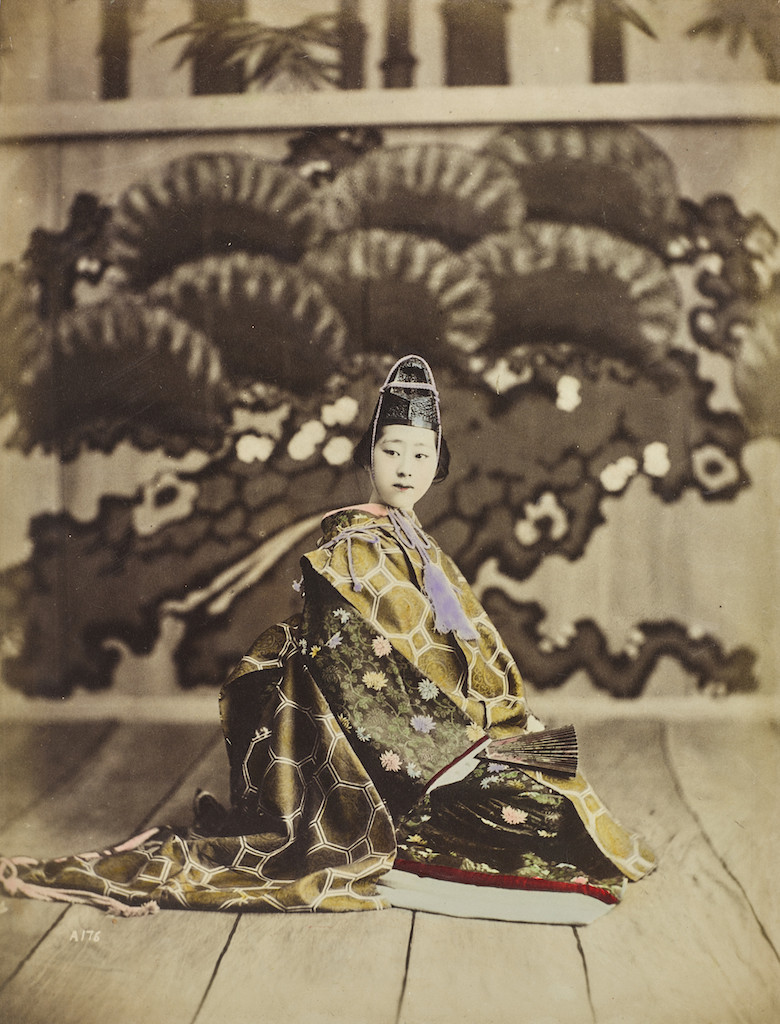 Scuola di Yokohama, Ritratto di una giovane geisha, 1885-1895 �Raccolte Museali Fratelli Alinari (RMFA),Firenze