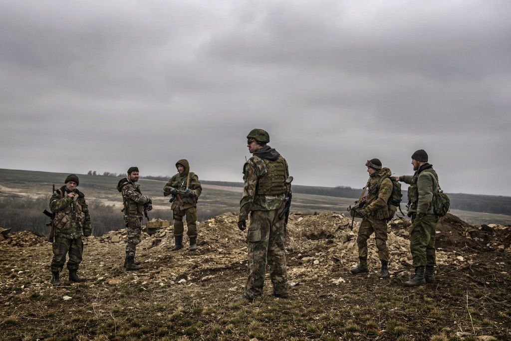 Combattenti separatisti filorussi nei pressi della loro trincea scavata lungo la prima linea di Debaltsevo. L'area è stata teatro di intensi combattimenti anche durante la Seconda Guerra Mondiale.
