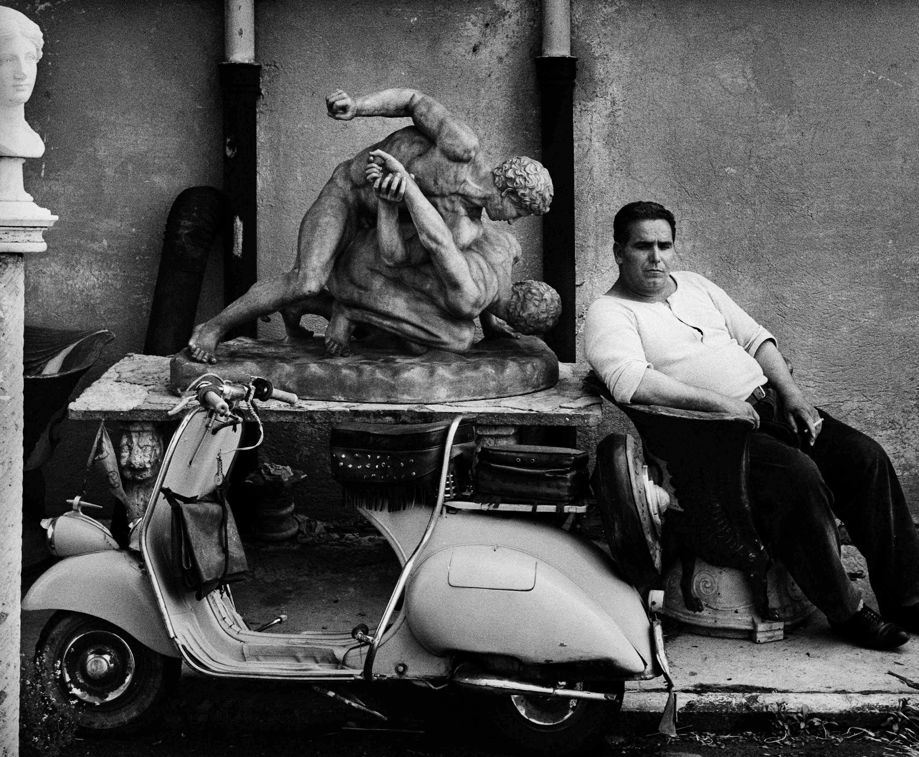 Custode, Cinecittà, Roma 1956 (dalla sezione Roma).  © William Klein