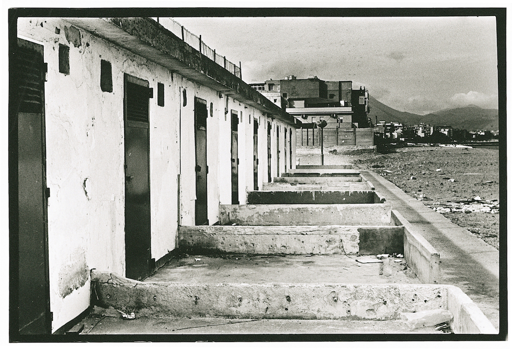 Letizia Battaglia, Stabilimento balneare abusivo su spiaggia composta di materiale di risulta, 2007, Collezione MAXXI