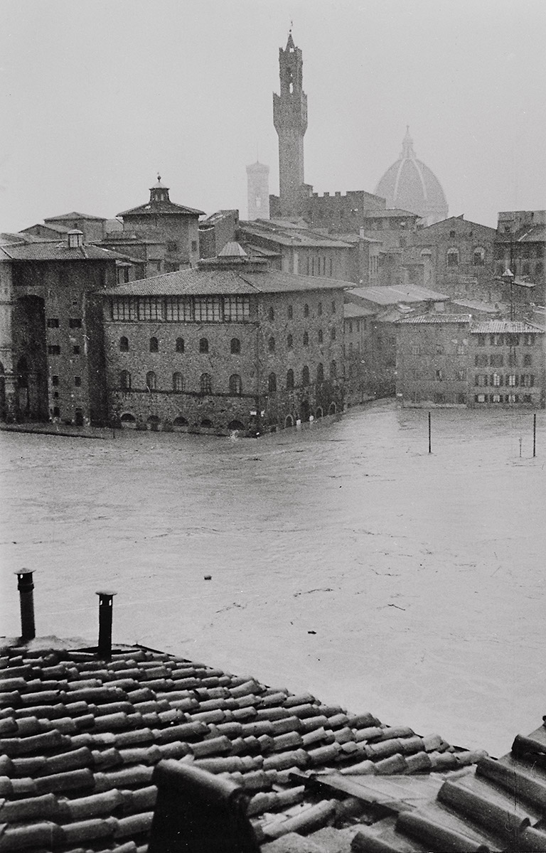 Palazzo Castellani, sede dell’Istituto e Museo di Storia della Scienza (oggi Museo Galileo), circondato dalle acque dell'Arno. 