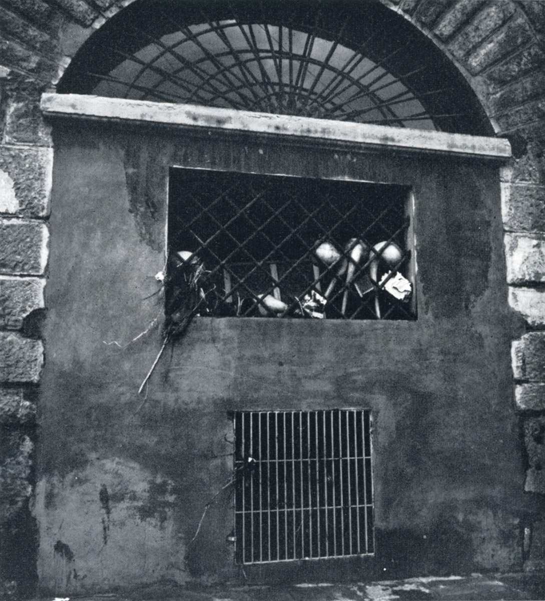 Storte incastrate nelle inferriata di una finestra del Museo, dopo il ritiro delle acque dell'Arno