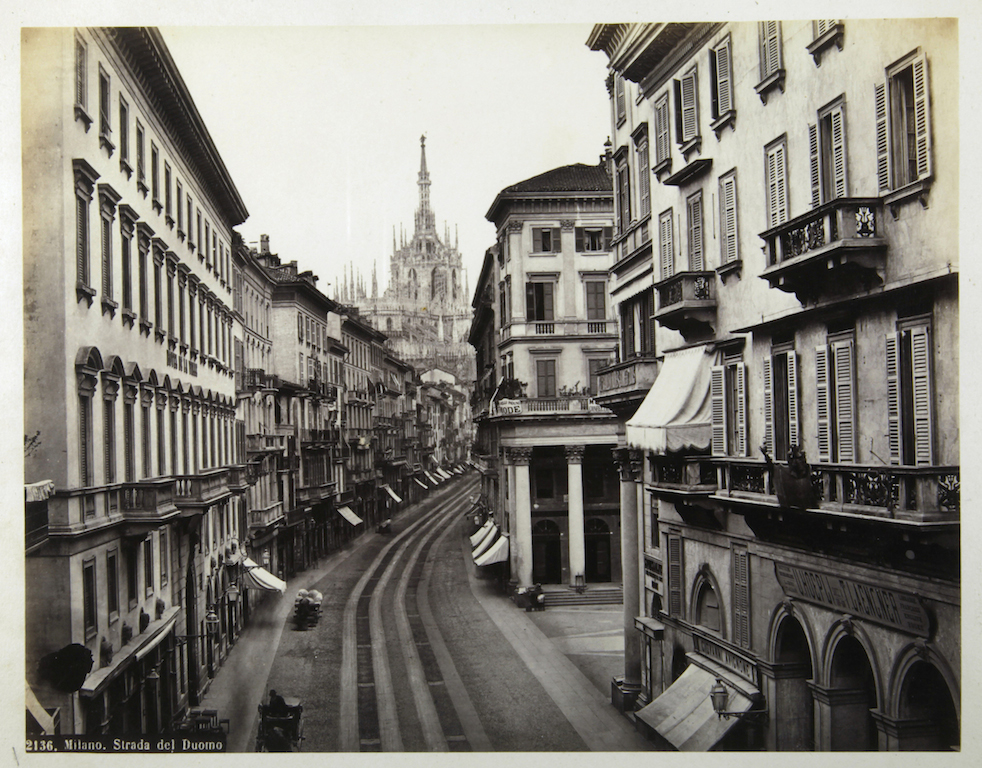 Robert Rive Milano. Strada del Duomo, 1870 ca. Stampa all’albumina, cm 19,5 x25 