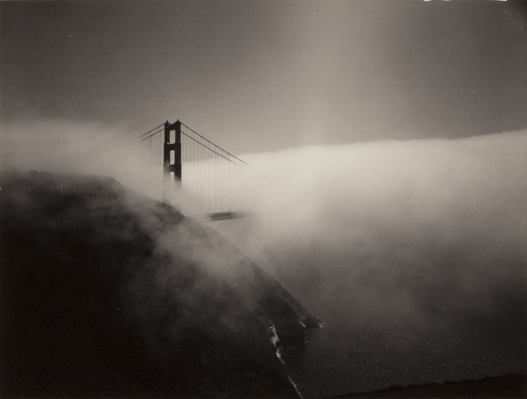 Minor White - Golden Gate Bridge, 1959 - stampa alla gelatina d'argento - Reproduced with permission of the Minor White Archive, Princeton University Art Museum.  © Trustees of Princeton University - Collezione Fondazione Cassa di Risparmio di Modena