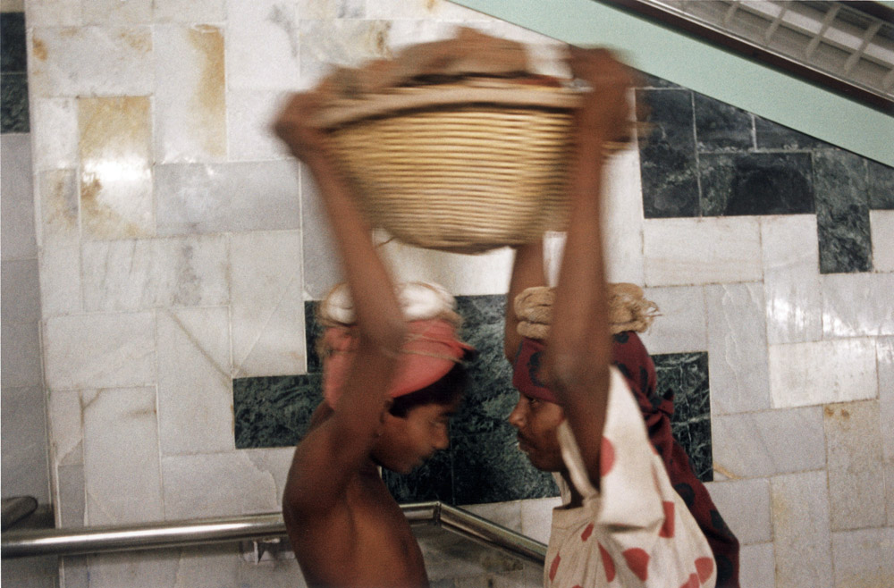 Fotografia di Marco Pesaresi © CALCUTTA, Girish Park  TWO MEN TRASPORTING A WICKER BASKET.  