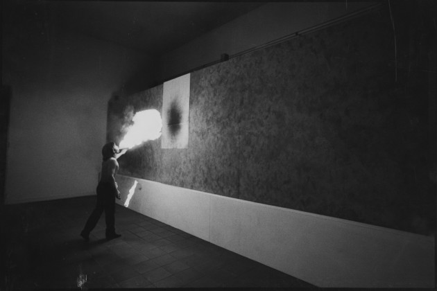Giorgio Colombo, 1934 Il mangiafuoco, installazione di Pier Paolo Calzolari, 1986 gelatina bromuro d'argento, 29,7 x 39,6 cm. Galleria civica di Modena