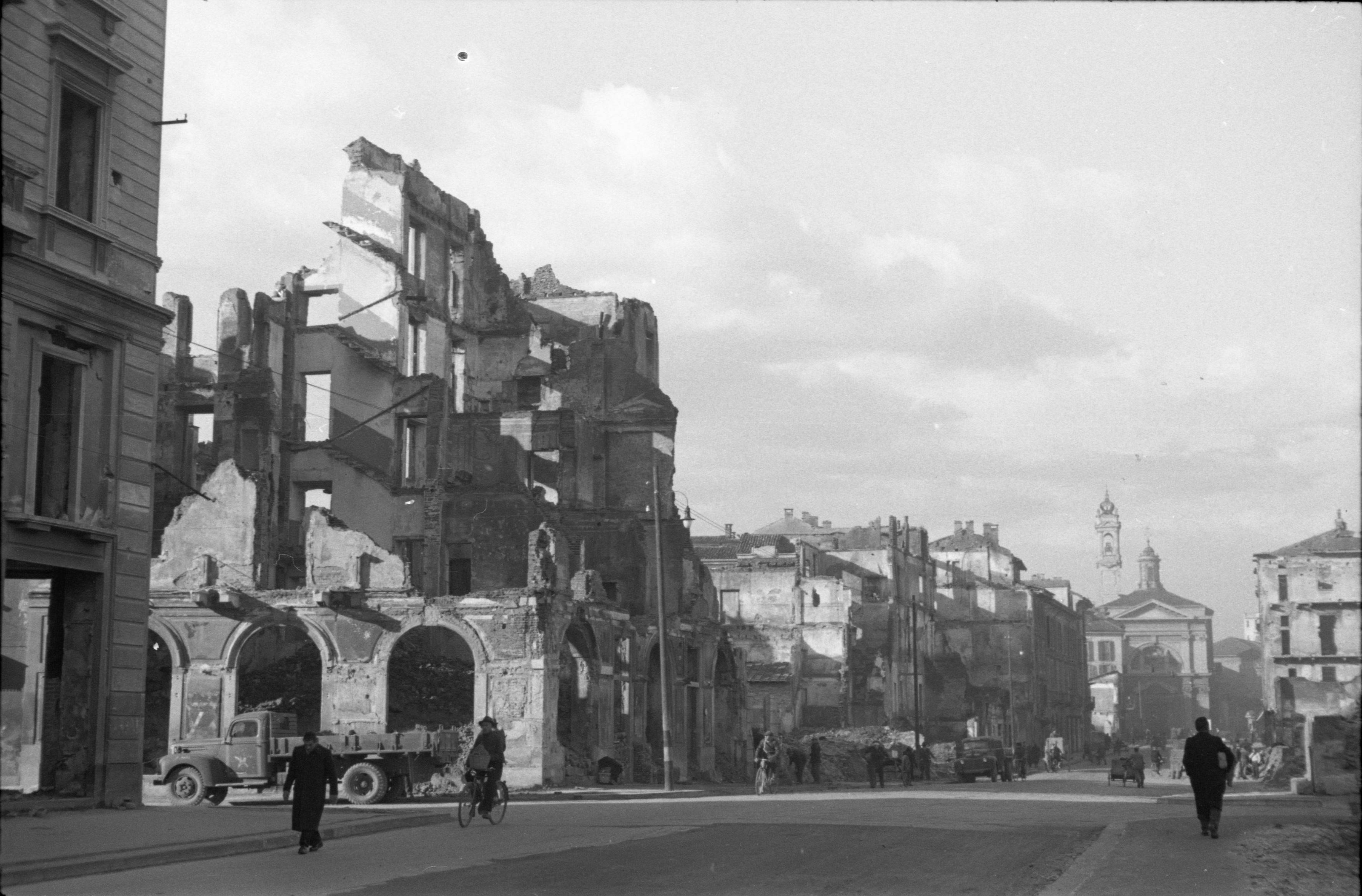 Federico Patellani, Milano, piazza Vetra. 1945