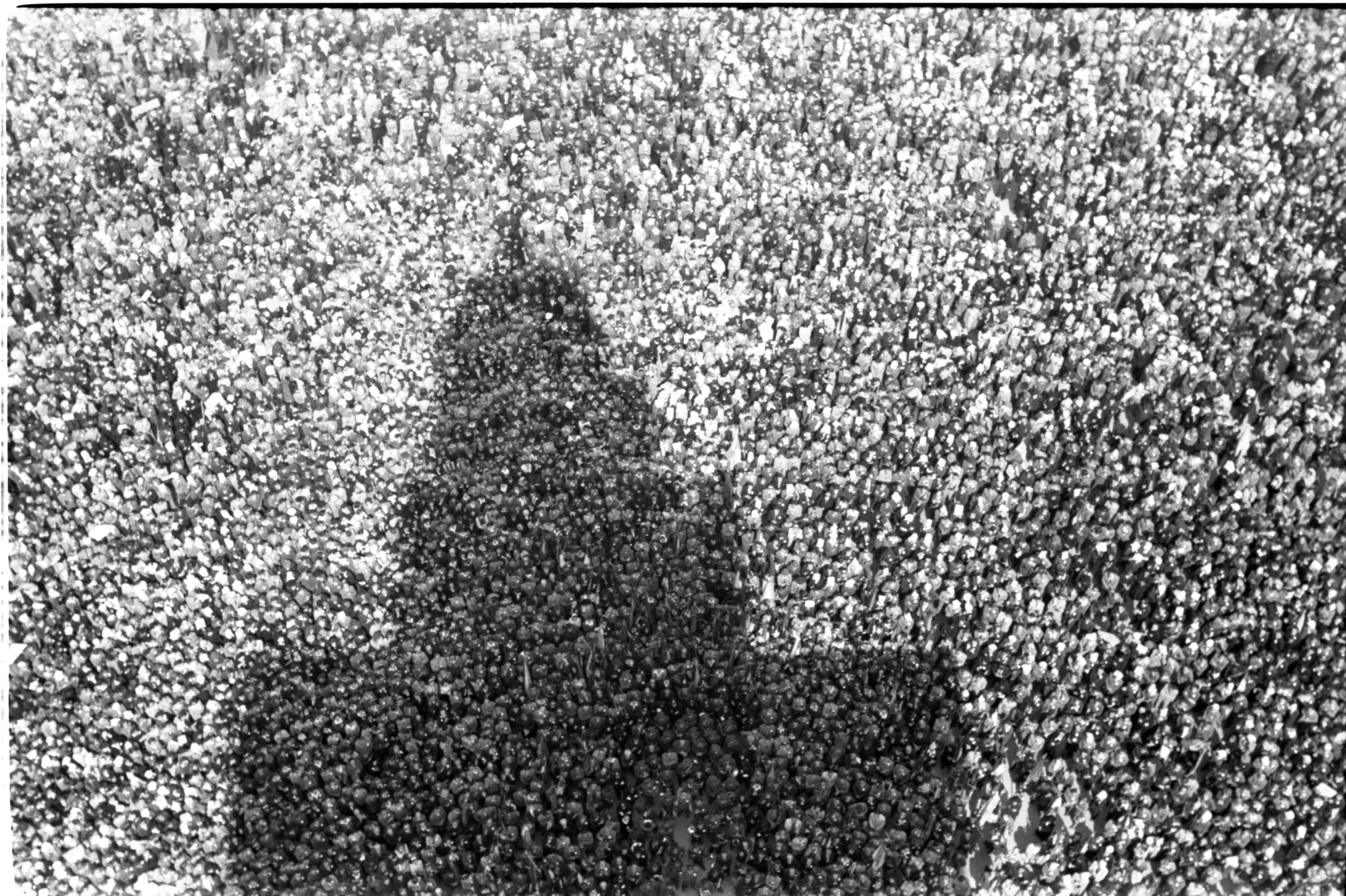 Federico Patellani, Milano, 16 maggio 1946. La folla in piazza Castello durante il comizio di Achille Grandi Milano, 1946
