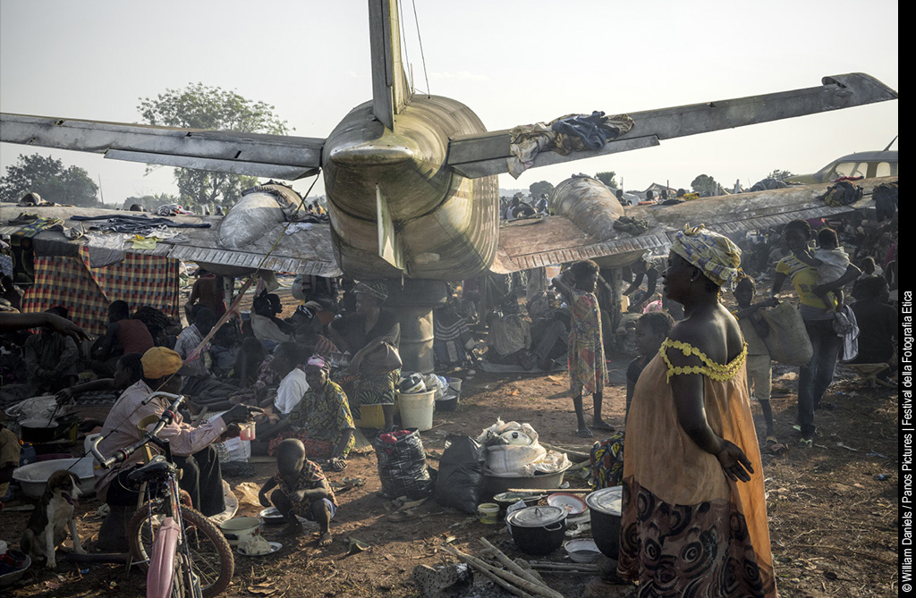 Un campo profughi vicino all’aeroporto M’Poko di Bangui, con circa 1000 sfollati interni che si sono rifugiati in questo luogo per la presenza dell’esercito francese nelle vicinanze. © William Daniels / Panos Pictures.