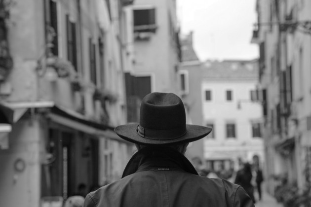 Ferdinando Scianna, Il sapore visivo della tradizione nell’immagine di un uomo che attraversa il Ghetto © Ferdinando Scianna / Magnum Photos