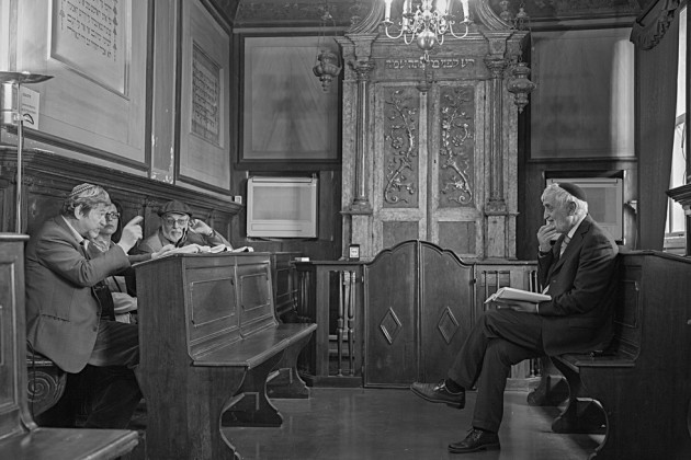 Ferdinando Scianna, Preghiera del mattino nella sede del gruppo Chabad-Lubavitch / Morning prayer at the seat of the Chabad-Lubavitch movement © Ferdinando Scianna / Magnum Photos