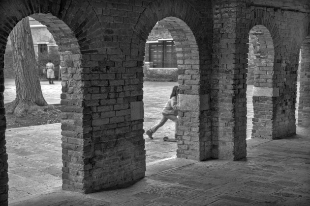 Ferdinando Scianna, Le arcate dentro le quali è ospitato il banco rosso © Ferdinando Scianna / Magnum Photos