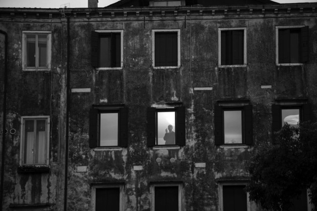 Ferdinando Scianna, Meditazione notturna in Ghetto Nuovo © Ferdinando Scianna / Magnum Photos