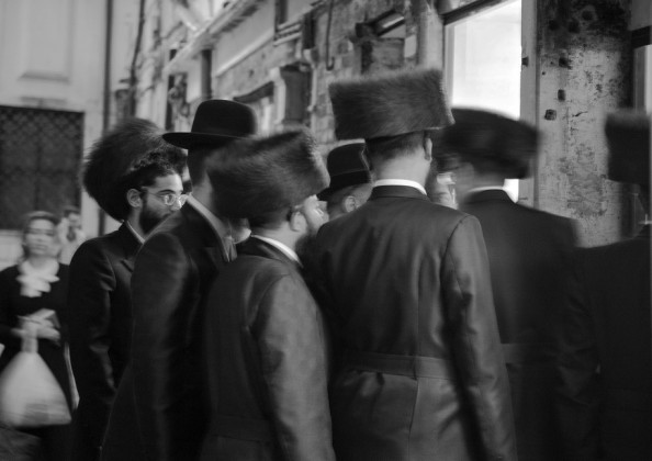 Ferdinando Scianna, Partecipanti alla cerimonia di Shabbat della Comunità Chabad-Lubavitch verso la cena sabbatica © Ferdinando Scianna / Magnum Photos