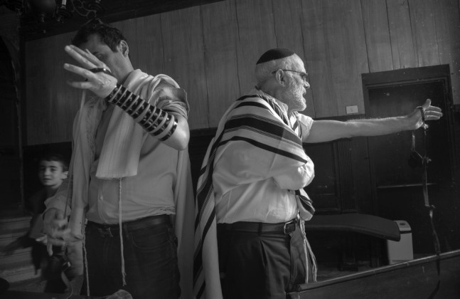 Ferdinando Scianna, Preghiera del mattino nel Midrash Luzzatto dentro la sinagoga Levantina © Ferdinando Scianna / Magnum Photos
