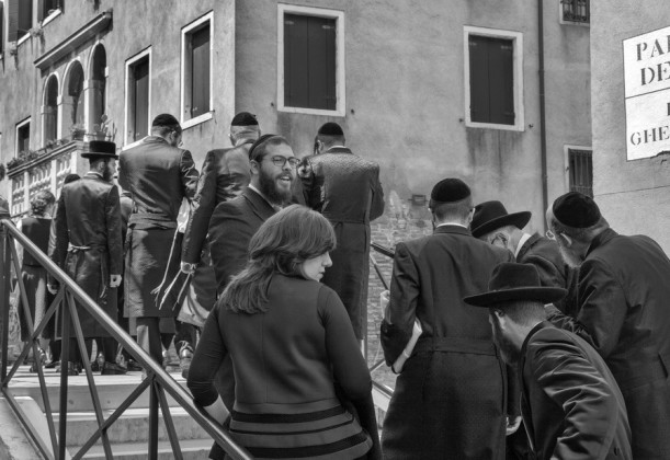 Ferdinando Scianna, Visitatori di una comunità ebraica americana attraversano il ponte del Ghetto Vecchio © Ferdinando Scianna / Magnum Photos