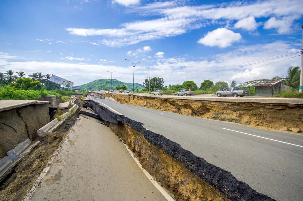 Shutterstock, effetti del terremoto sul manto stradale in Equador. Photo by Marco Carlo Stoppato