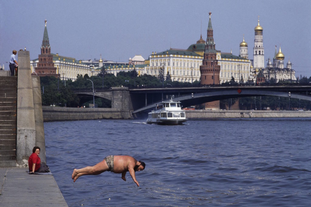 Mosca 1987tuffo nelle acque della Moscova di fronte al Cremlino © Mauro Gallingani