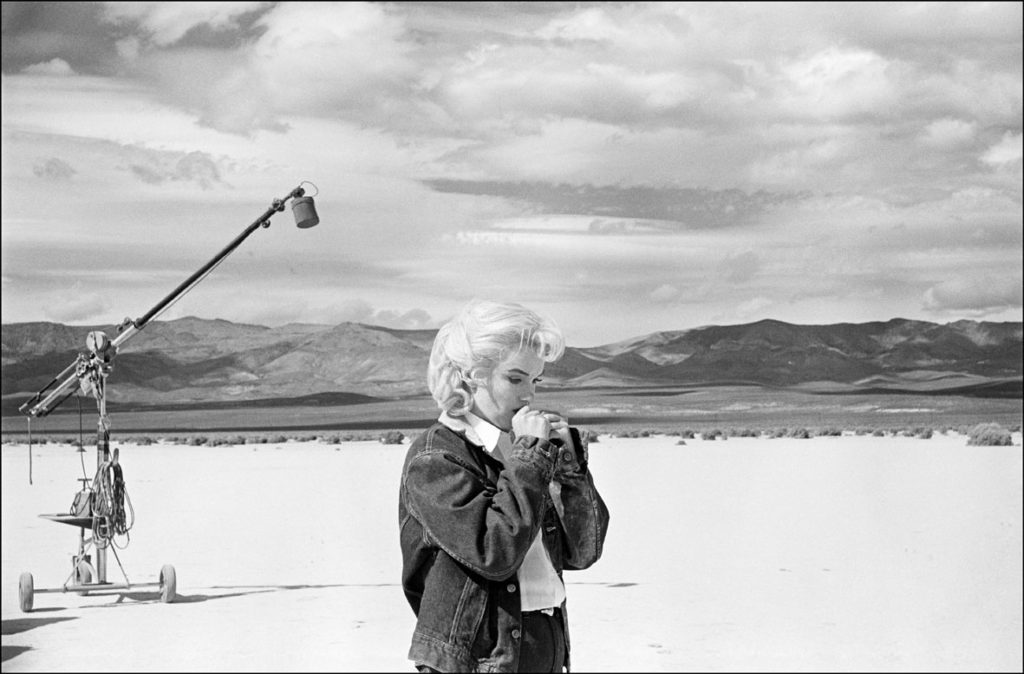 Copyright: USA. Nevada. US actress Marilyn MONROE on the Nevada desert going over her lines for a difficult scene she is about to play with Clarke GABLE in the film "The Misfits" by John HUSTON. 1960 © Eve Arnold/Magnum Photos.