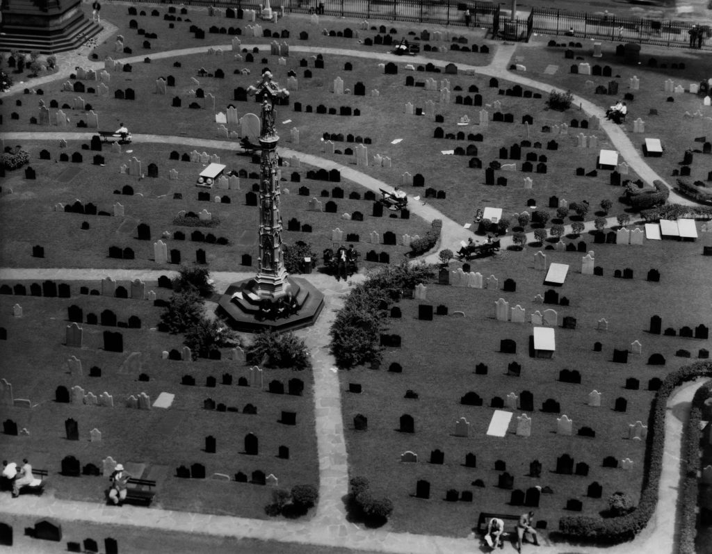 Trinity churchyard. New York, 1934 © Berenice Abbott / commerce graphics / Getty Images. Courtesy of Howard Greenberg Gallery, New York 