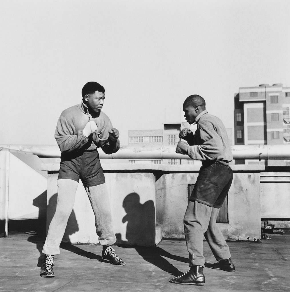 Bob Gosani Treason Trial: End of Round One Mandela boxing on the roof top of a building in Johannesburg, 1957 (2010) stampa ai sali d’argento 50,5 ✕ 40,5 cm © l’artista