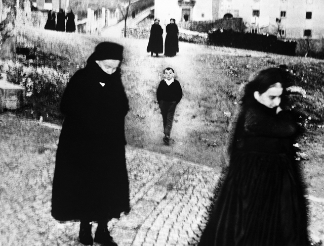 Mario Giacomelli, Dalla serie Scanno, 1957-59 © Eredi Mario Giacomelli