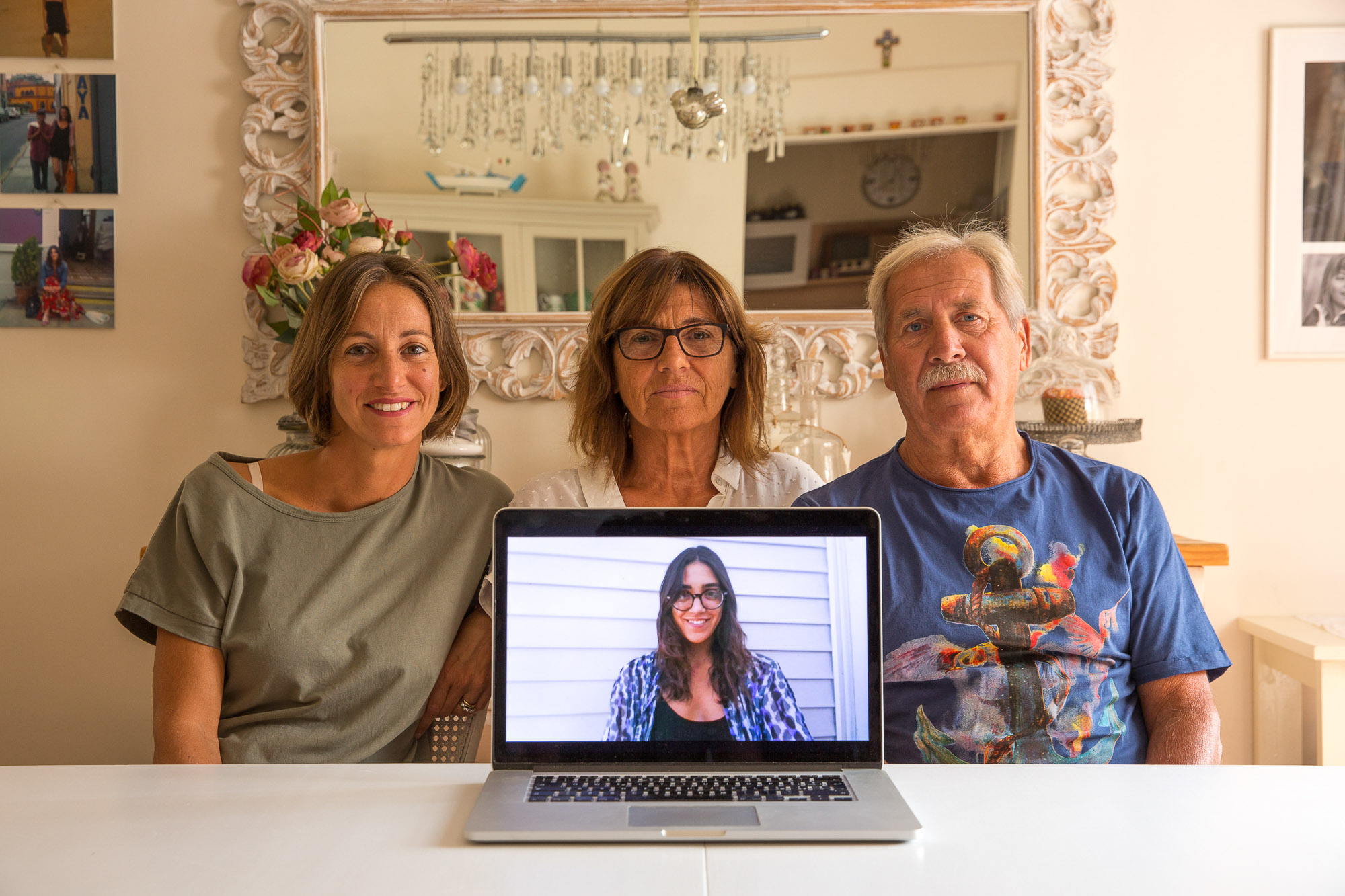 Nicoletta, Giulia, Alberto Senigallia Giulia New York In casa: la sorella Nicoletta e i genitori Giuliana e Albero nel loro salotto a Senigallia. Nello schermo: Giulia, che lavora come giornalista a New York. Durante il primo giorno di permanenza ha conosciuto un ragazzo con cui si è sposata poco dopo.