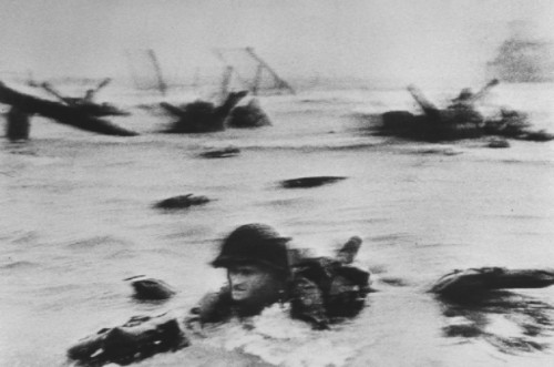 Robert Capa - Normandia, 6 giugno 1944.  ©   Magnum Photos