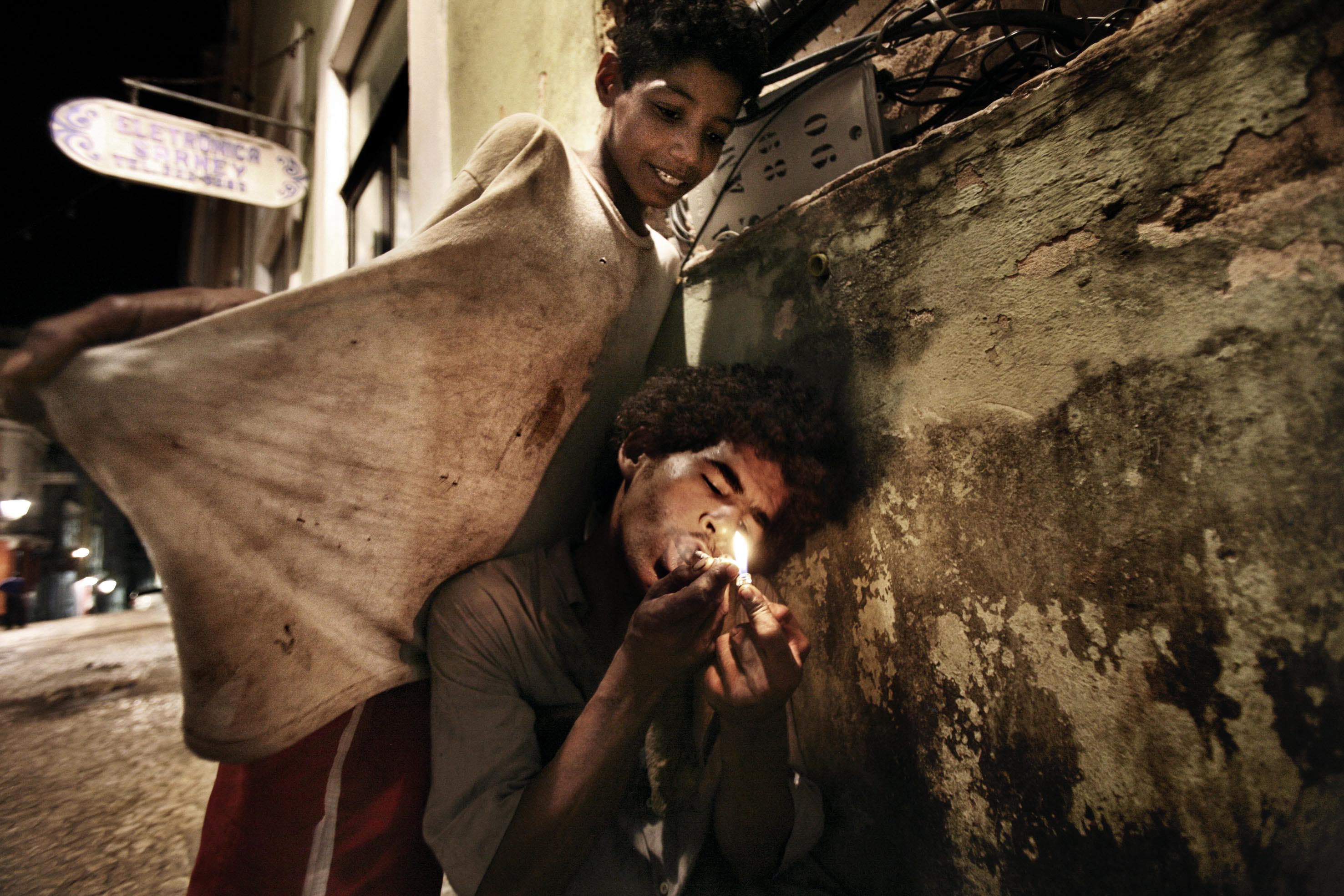 Salvador de Bahia, Brasile, 2009. José, 12 anni, consuma paco tra i vicoli del Pelurinho.