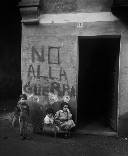 Werner Bischof, Genoa, Italy, 1946 © Werner Bischof / Magnum Photos