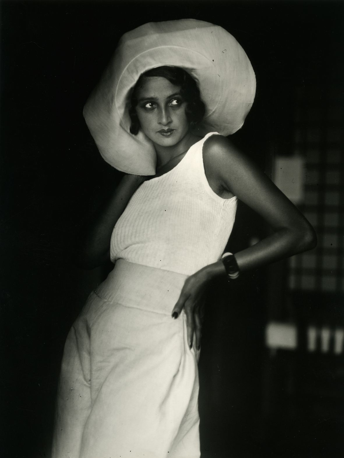  JACQUES HENRI LARTIGUE: Renée. Biarritz, August 1930 « Photograph Jacques Henri Lartigue© Ministère de la Culture France/AAJHL ». Dalla mostraJACQUES HENRI LARTIGUE “Diary of a Century”