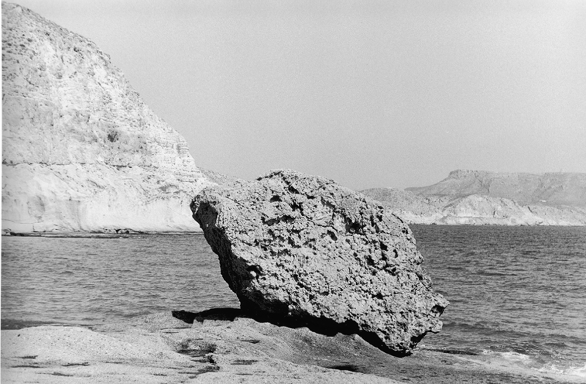© Bernard Plossu, Cabo de Gata, Espagne, 2000. Dalla mostra Bernard Plossu | L’heure immobile. Métaphysique Méditérranéenne