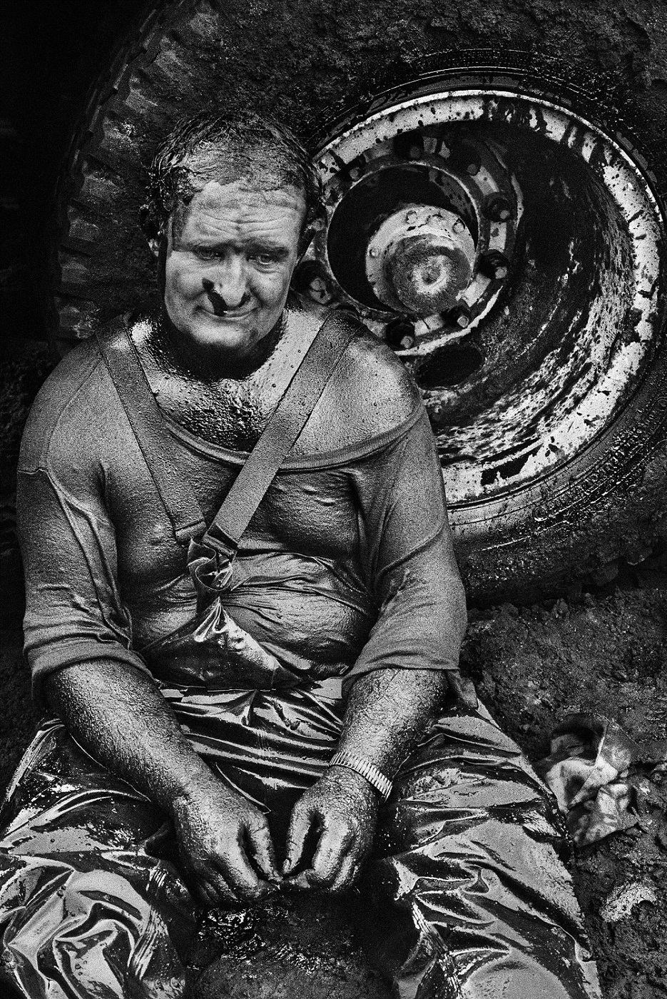 Un pompiere esausto. Pozzi di petrolio, Greater Burhan, Kuwait, 1991 © Sebastião Salgado /Amazonas Images/Contrasto