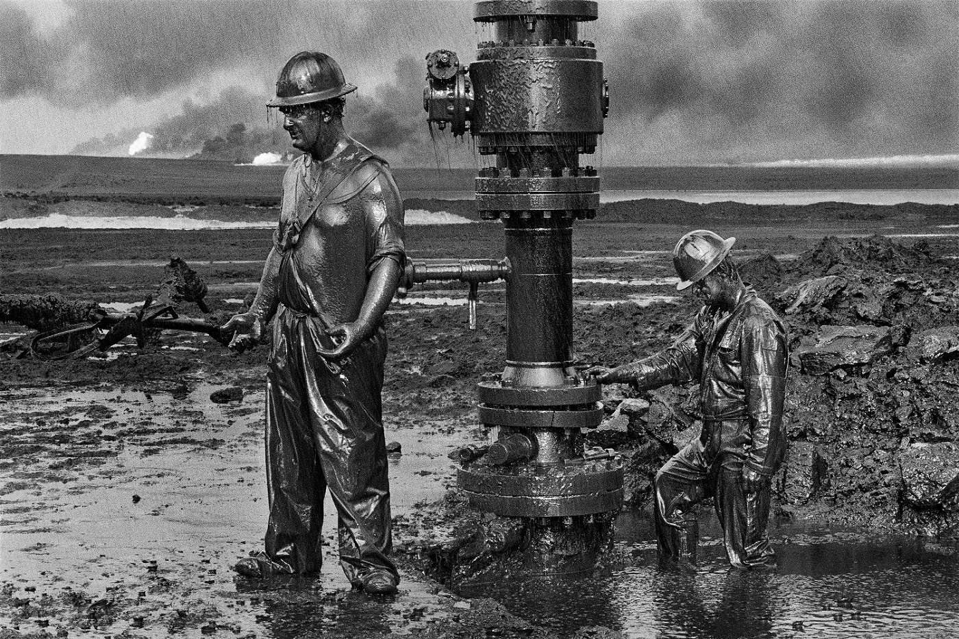 I lavoratori installano un nuovo pozzo. Pozzi di petrolio, Greater Burhan, Kuwait, 1991. © Sebastião Salgado /Amazonas Images/Contrasto