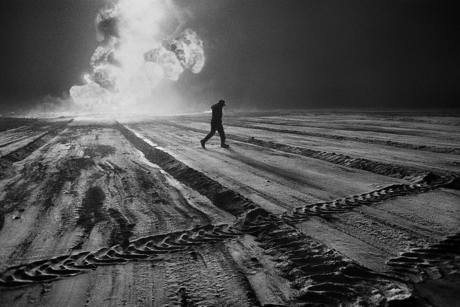 Un pompiere. Pozzi di petrolio, Greater Burhan, Kuwait, 1991. © Sebastião Salgado /Amazonas Images/Contrasto