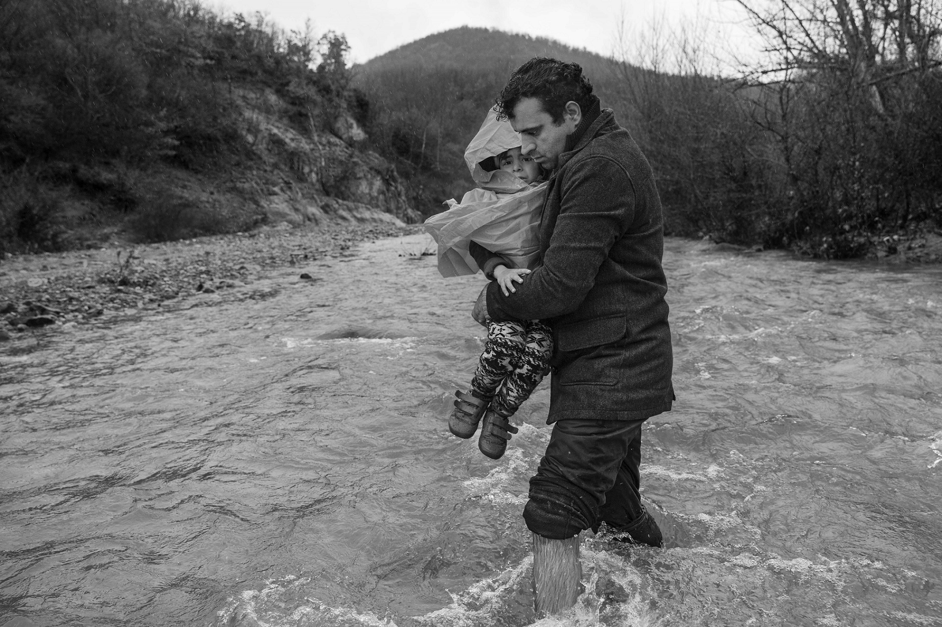 James Nachtwey, Un uomo attraversa i campi al confine con la Serbia, 2015 © James Nachtwey