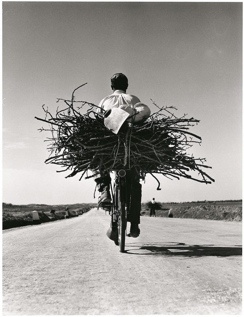 Fulvio Roiter Sicilia, Sulla strada Gela – Niscemi, 1953 ©Fondazione Fulvio Roiter