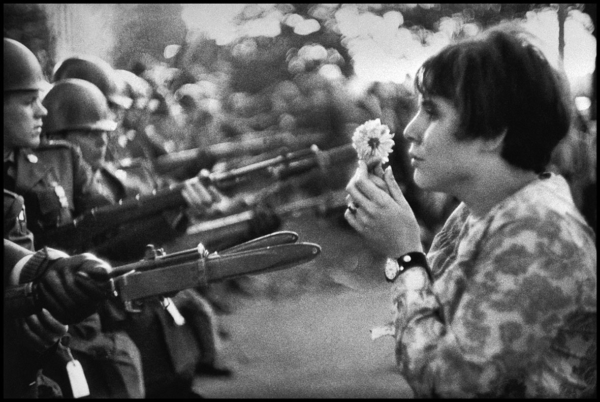 Marc Riboud: Jan Rose Kasmir affronta la Guardia nazionale americana davanti al Pentagono durante una manifestazione contro la guerra del Vietnam, Washington DC, 1967.  © Marc Riboud/Magnum Photos/Contrasto