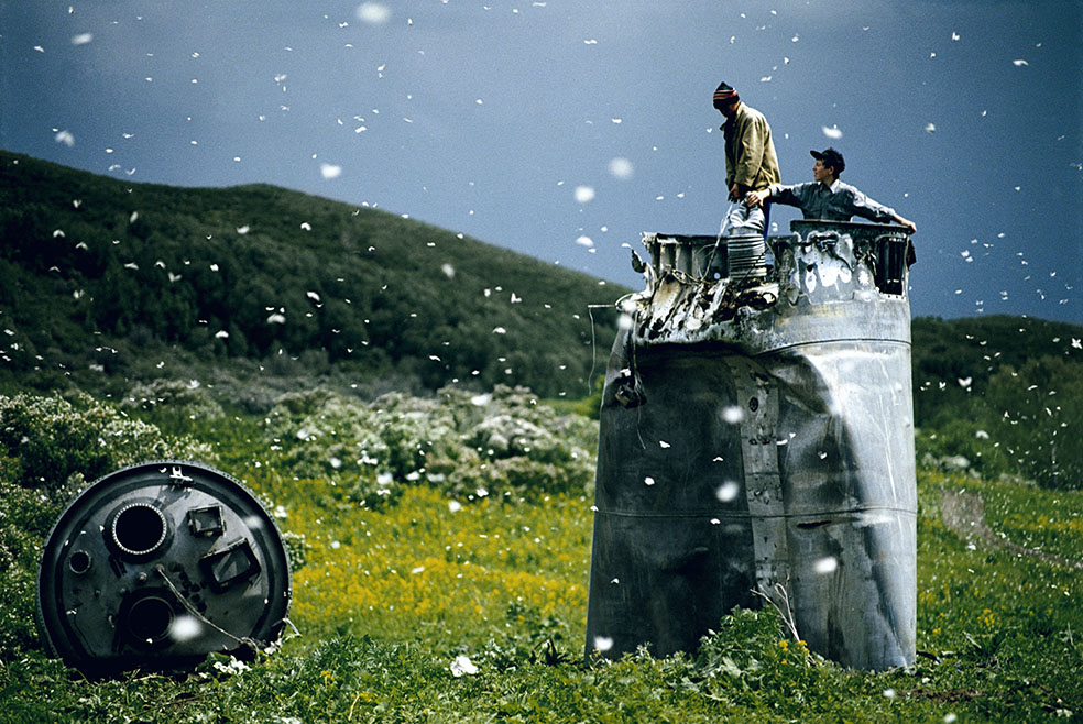 Jonas Bendiksen:  Abitanti di un paese nel Territorio dell’Altaj raccolgono i rottami di una navicella spaziale precipitata, circondati da migliaia di farfalle. Russia, 2000. © Jonas Bendiksen/Magnum Photos/Contrasto