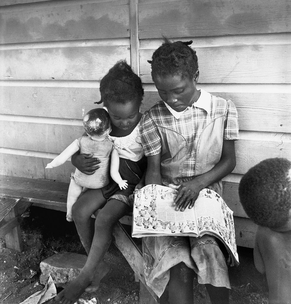 Eve Arnold:  Figli di raccoglitori di patate immigrati. Long Island, New York 1951. © Eve Arnold/Magnum Photos/Contrasto