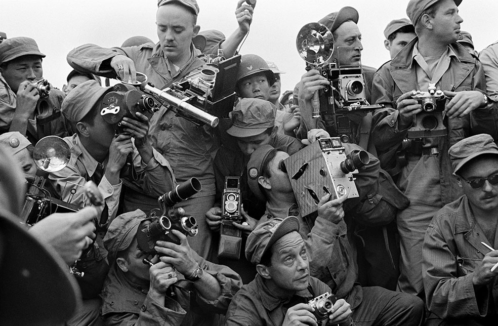 Werner Bischof: Fotografi della stampa internazionale durante la Guerra di Corea. Kaesong, Corea del Sud, 1952. © Werner Bischof /Magnum Photos/Contrasto