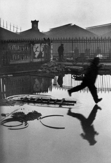 Place de l'Europe, Stazione Saint Lazare, Parigi, Francia 1932 © Henri Cartier-Bresson / Magnum Photos